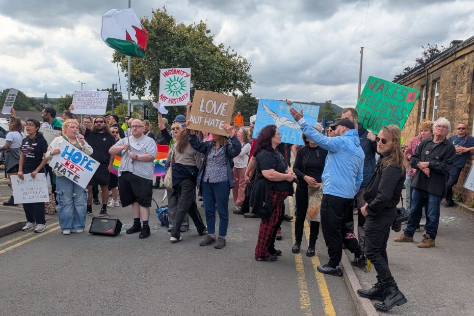 Mold: United in Hope not Hate mobilisation in Mold