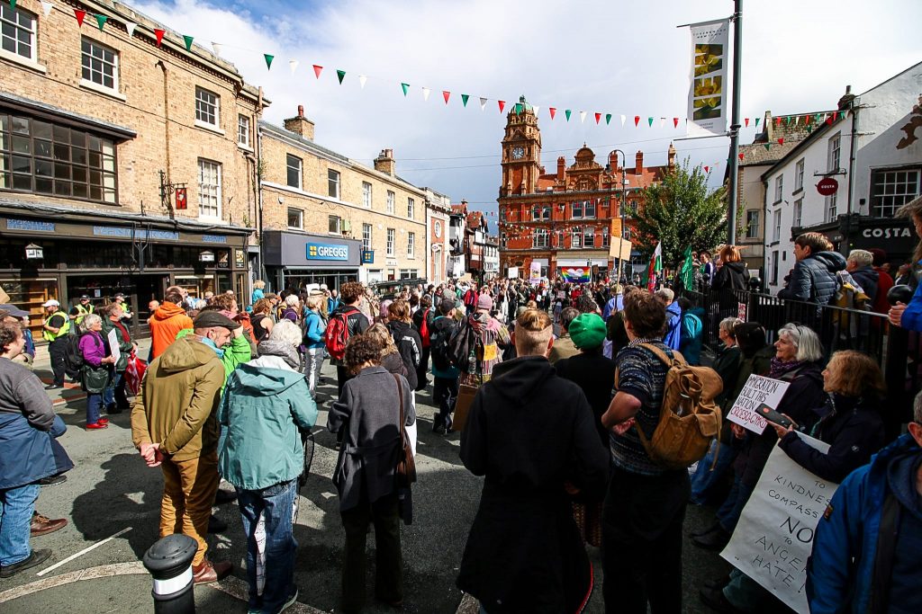 Counter demonstration in Newtown 2023-09-13 against the anti-migrant demo.